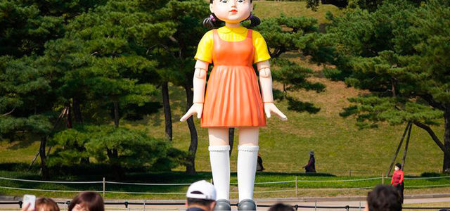 « Squid Game » : L’effrayante poupée exposée dans un parc à Séoul