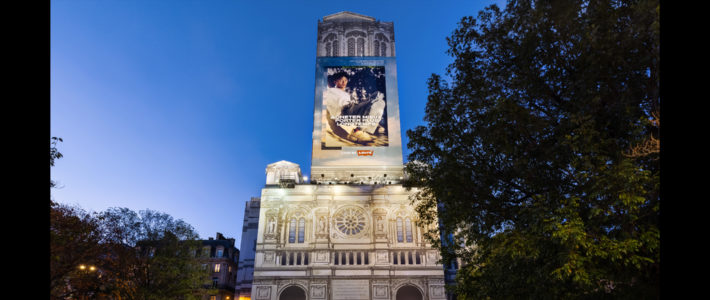 Levi’s dévoile un affichage « dépolluant » recouvrant l’église de la Trinité à Paris