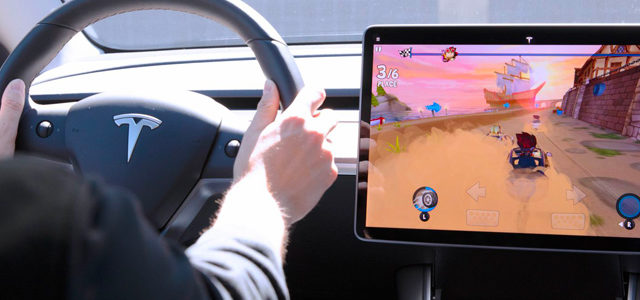 Tesla : Le conducteur peut jouer à des jeux vidéo pendant que la voiture roule