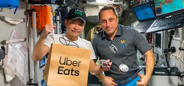 Uber Eats a livré un repas dans l’espace à bord de la Station spatiale internationale