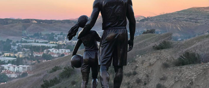 Une statue de Kobe Bryant et sa fille Gigi installée sur les lieux de leur disparition