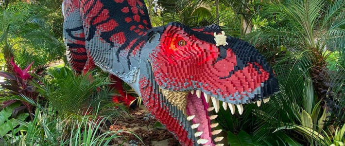 Des dinosaures en LEGO exposés dans un zoo