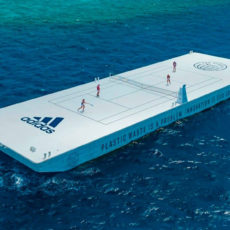 Un terrain de tennis flottant en plastique recyclé signé Adidas et Parley