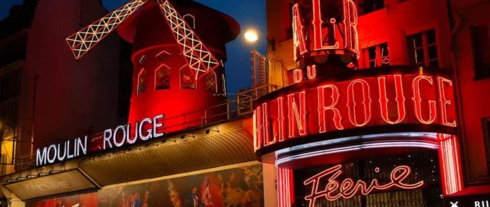 Moulin Rouge : une chambre Airbnb dans le moulin du cabaret culte
